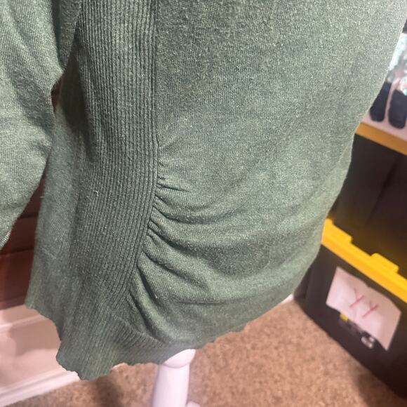 89th & Madison Women’s Sweater Kelly Green sz L soft knit pullover ruched sides - Picture 4 of 7